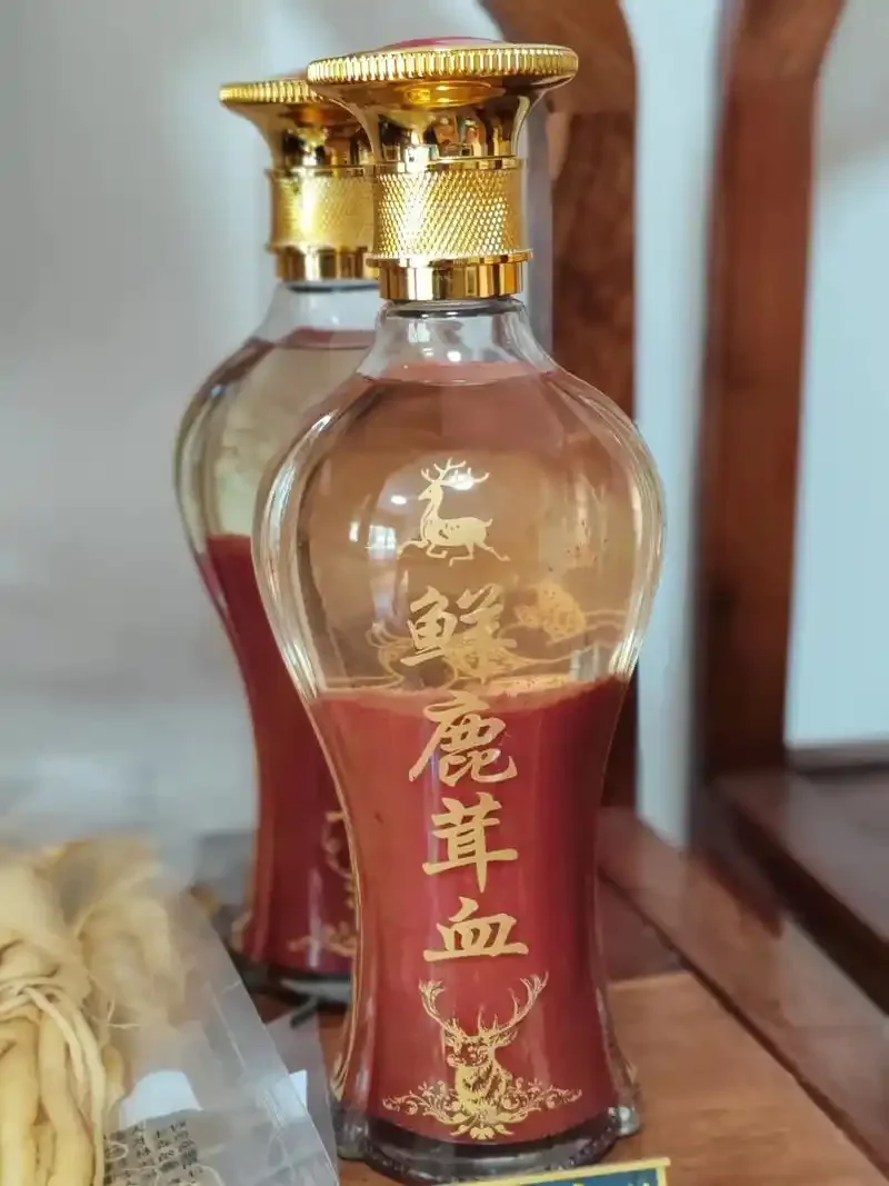 一瓶正在浸泡中的优质鹿茸酒，酒体清澈，鹿茸切片清晰可见，旁边摆放着原料和工具。_1