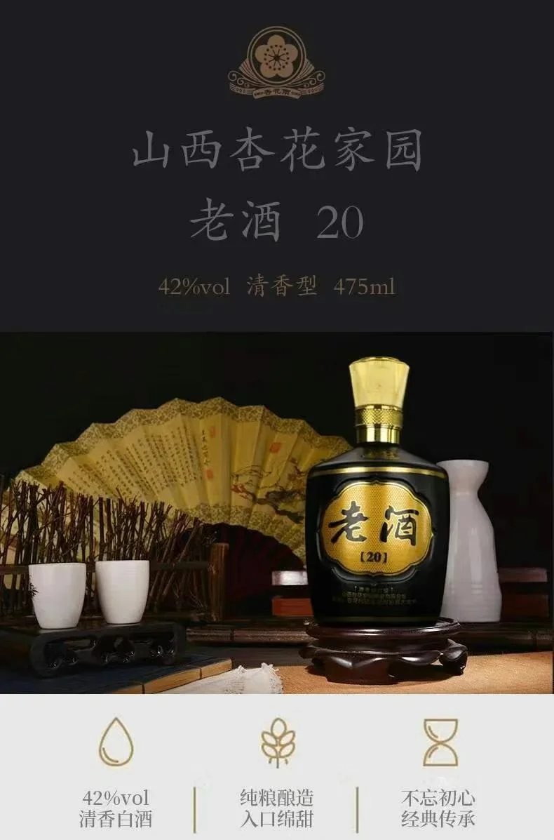 农村酿酒师在自家作坊用传统方法从陶坛中舀出纯粮白酒的温馨场景_1