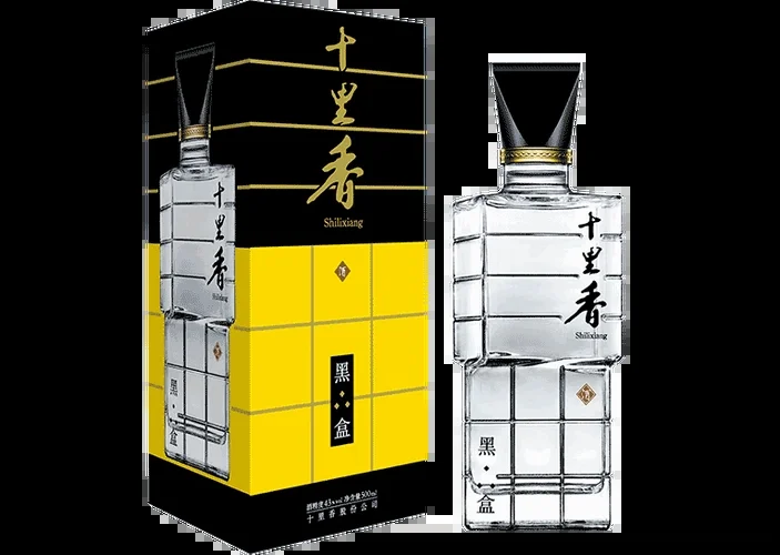 不同规格的十里香42度白酒与品酒杯、高粱实物展示图，旁边有价格表参考。_1