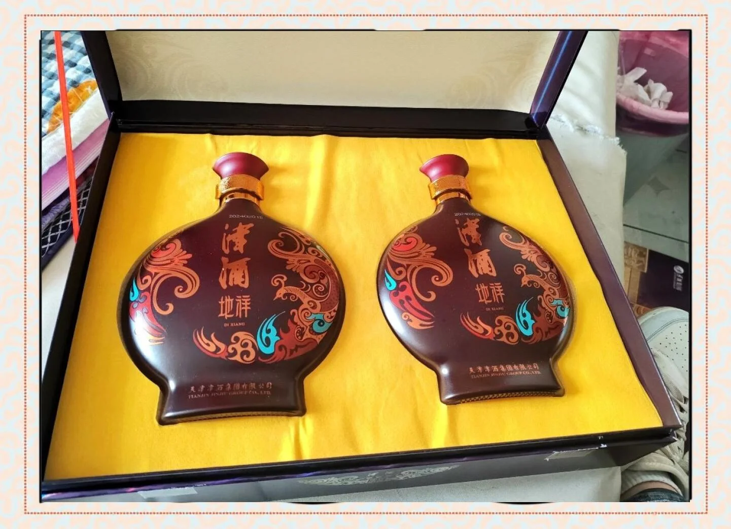 津酒52度浓香型白酒瓶身及酒液特写，展示产品包装细节与清澈酒体_1