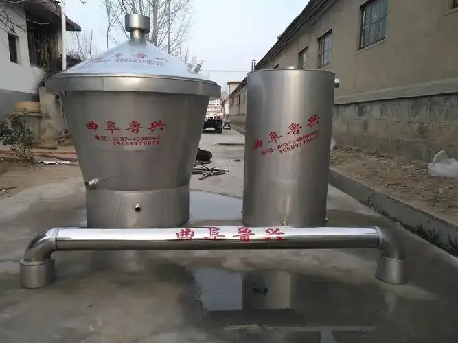 保定酿酒设备厂家生产的整套不锈钢蒸馏设备，包括发酵桶、蒸馏器和冷凝器，连接管清晰可见，背景有酒坛。_1