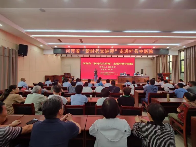 专业咨询师在郑州某戒酒机构与来访者及家人进行深入沟通，体现专业与人文关怀_1