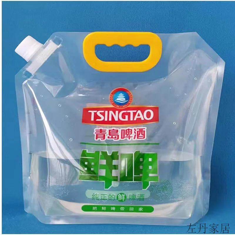 青岛本地酿造的金黄色精酿啤酒特写，背景为青岛城市风光，展示手工酿造与本地风土的结合。_1