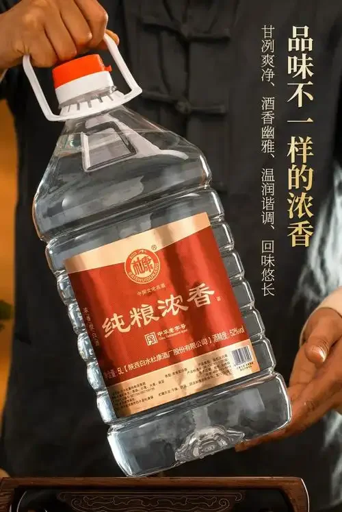 家庭存酒环境展示：食品级不锈钢酒桶、玻璃分装瓶与整洁的酒架_1
