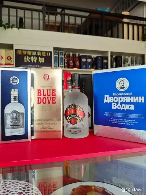 伏特加酒瓶与酿造原料（麦子、土豆）及小型蒸馏器示意图的展示_1