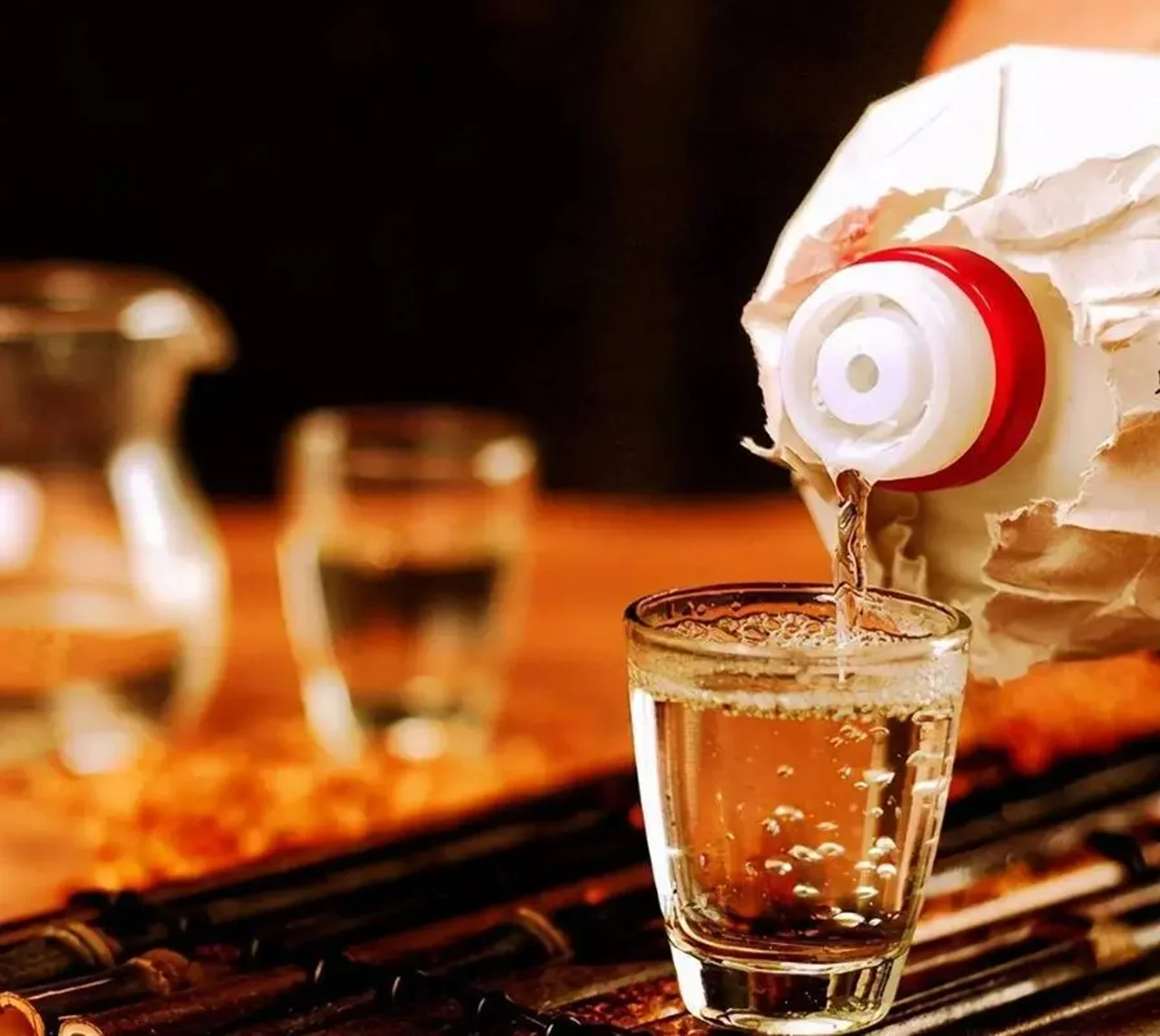 资深酿酒师在酒窖中品鉴酱香型白酒，专注分析酒体酸味_1