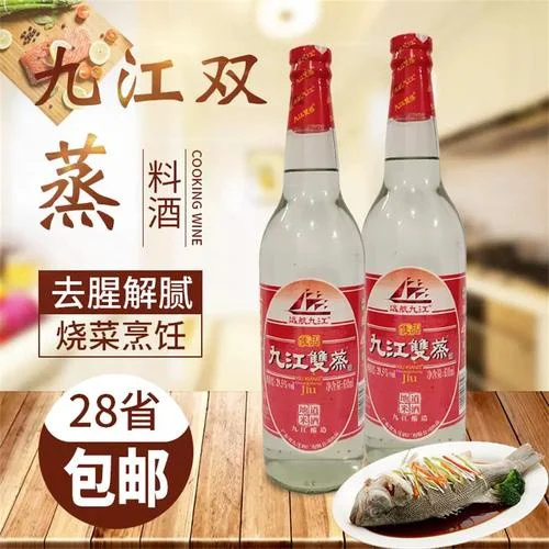 双蒸米酒与普通米酒对比图：透明酒壶中的清亮双蒸米酒 vs 玻璃碗中的浑浊普通米酒，辅以米饭、酒曲和蒸馏设备。_1