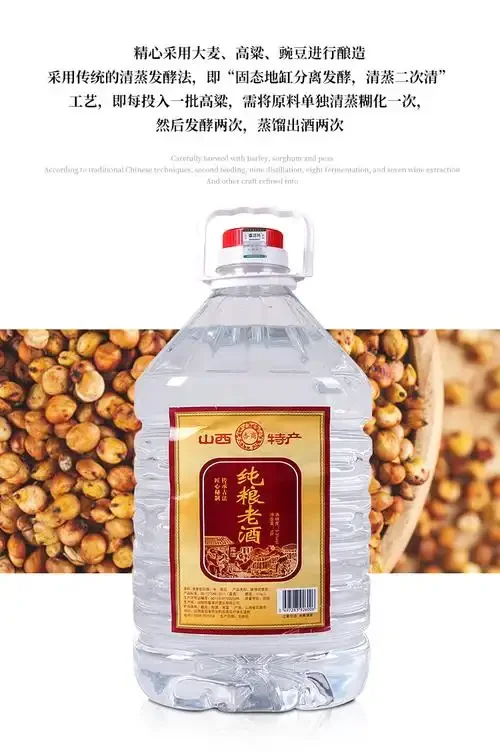 酿酒师在传统酒坊内,从陶坛中舀出纯粮散装白酒,展示清亮的酒液和传统工艺_1