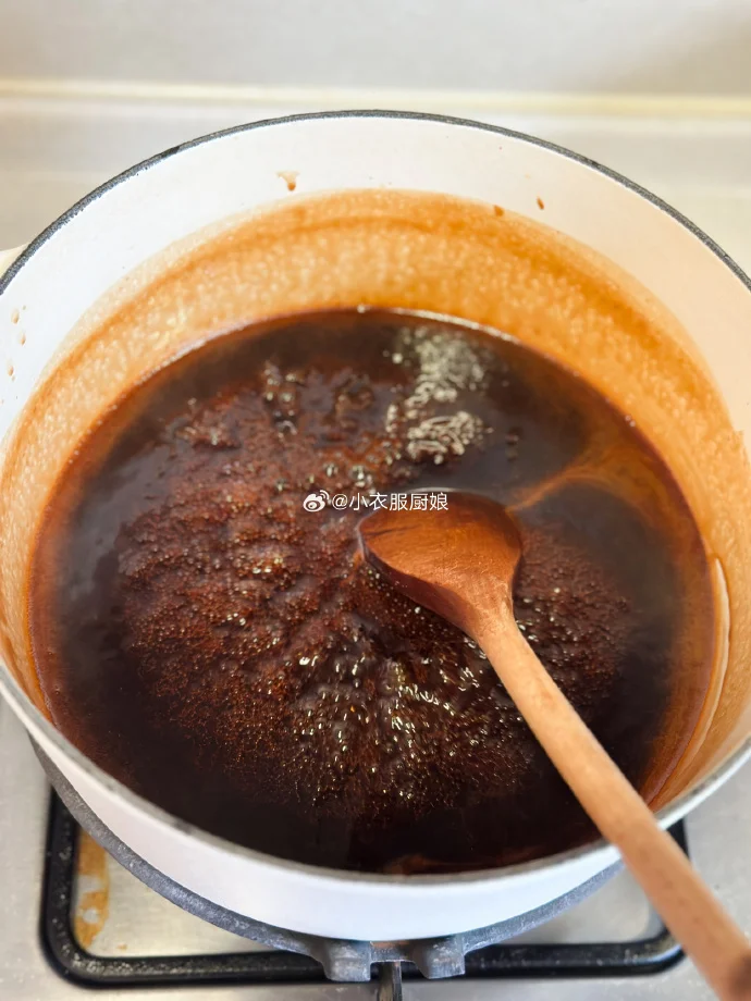 用于制作阿胶糕的阿胶块、半干型绍兴黄酒以及烊化好的阿胶液，旁边配有红枣、核桃等辅料。_1