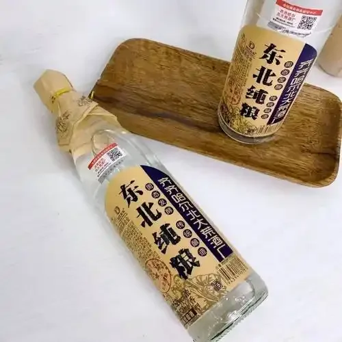 东北酿酒师正在检查纯粮酒发酵情况，展示传统酿酒工艺的细节_1