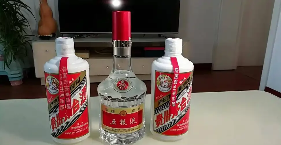 专业家庭白酒储存环境展示：恒温酒柜内整齐摆放各类白酒，温湿度计显示适宜数值。_1