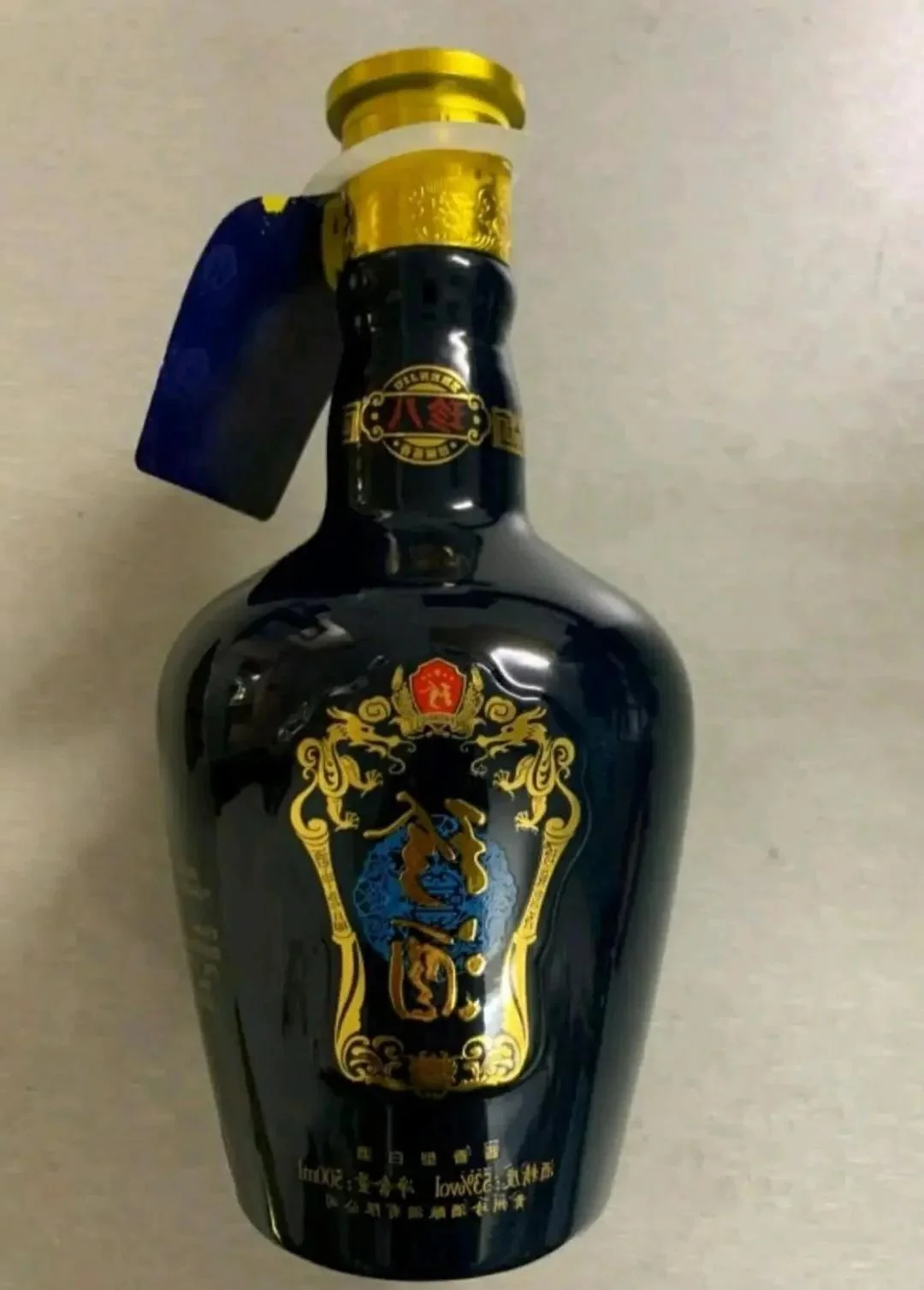 真假珍酒85对比图：左侧为正品，标签清晰、封口严密；右侧为仿品，印刷模糊、细节粗糙。_1