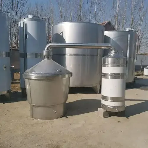 老师傅在传统酿酒坊操作天锅式白酒蒸馏设备，蒸汽缭绕，展现传统蒸馏工艺。_1