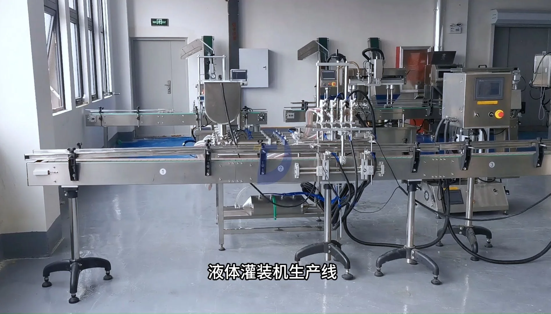 白酒灌装机生产线工作现场，不锈钢灌装头正对酒瓶进行精准灌装_1