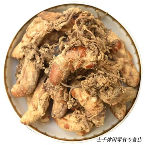 浸泡在透明玻璃罐中的蝉花酒特写，展示出金黄酒色和清晰的材料，体现家庭自酿的专业与纯净。_1