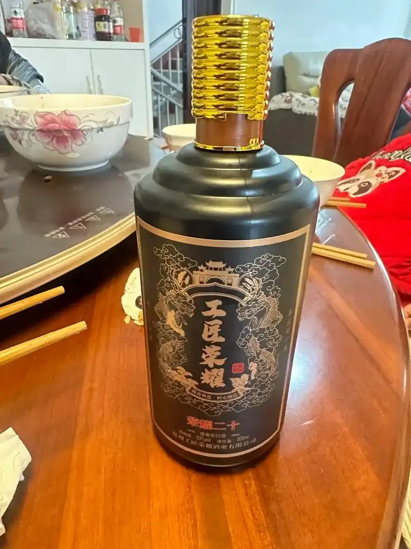 真假酱香酒对比图：左侧假酒包装粗糙酒体浑浊，右侧真酒酒体透亮微黄，背景为传统酒坛与车间。_1