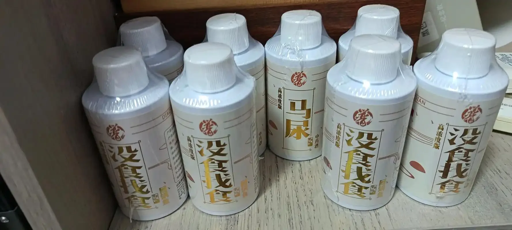 自制药酒钓鱼的原料展示：装有中药材和酒米的泡酒罐，旁边是钓鱼用具。_1