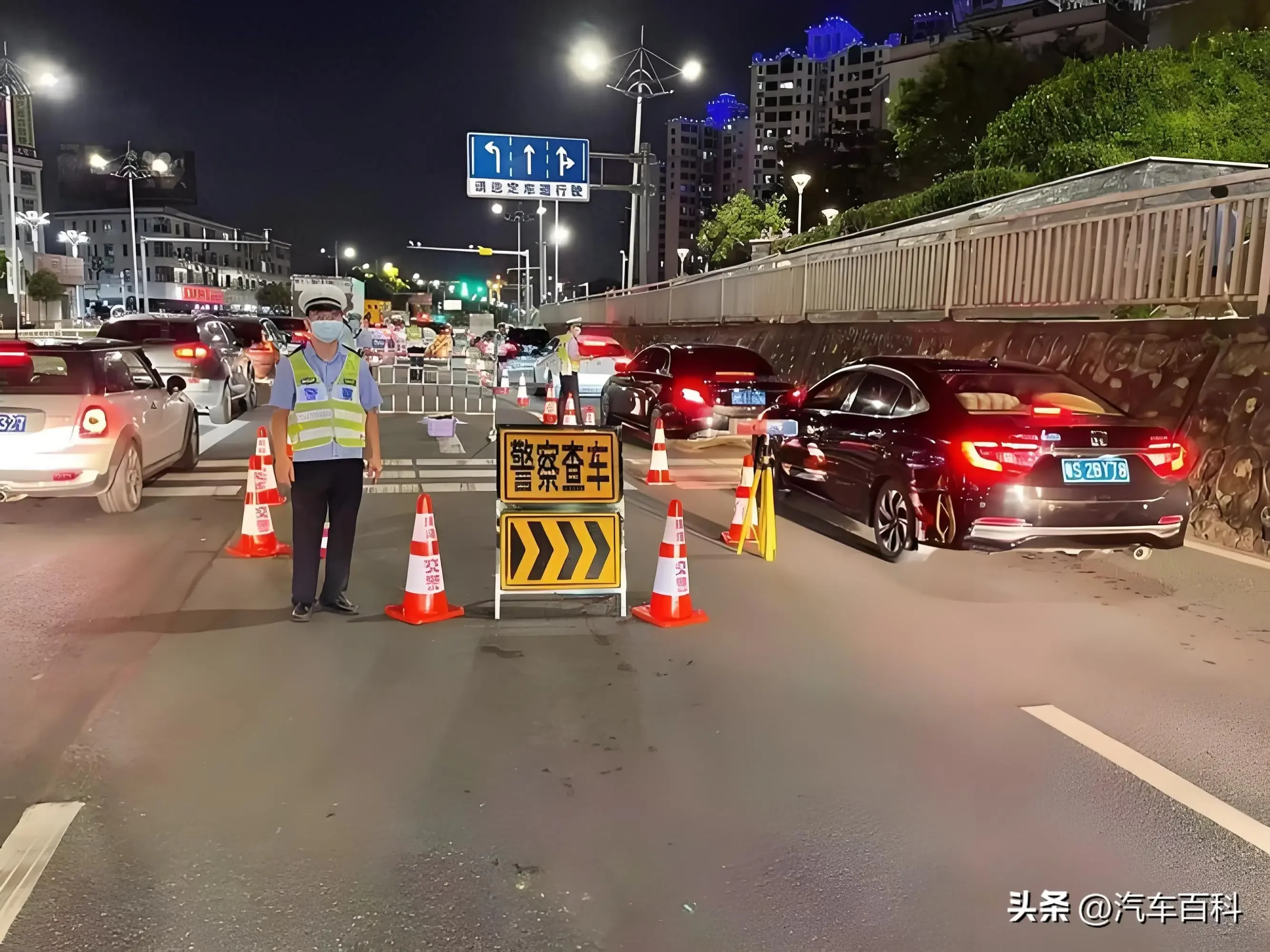 凌晨时分城市道路上的酒驾检查场景，警车与交警正在进行工作_1