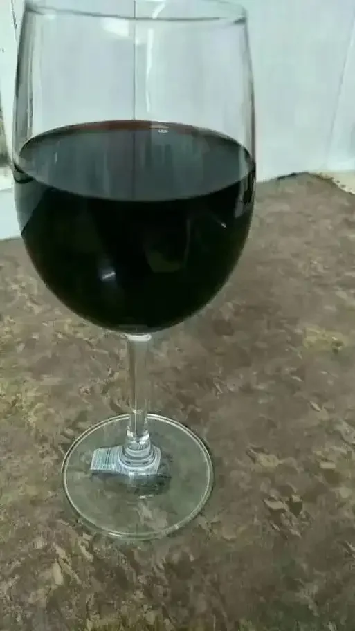 家庭自酿桑葚泡酒，透明玻璃罐中桑葚与酒液色彩诱人_1