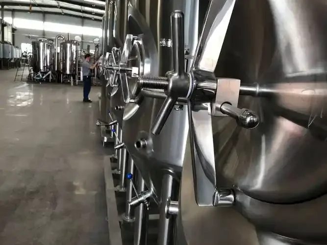 小型鲜啤酒酿造车间内景，展示不锈钢糖化锅、发酵罐及连接管道_1