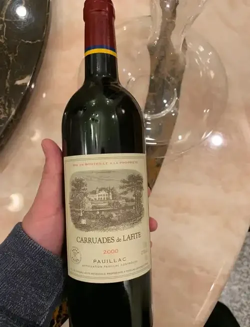 一瓶1982年拉菲古堡红酒与醒酒器在古典酒窖环境中的静物特写_1