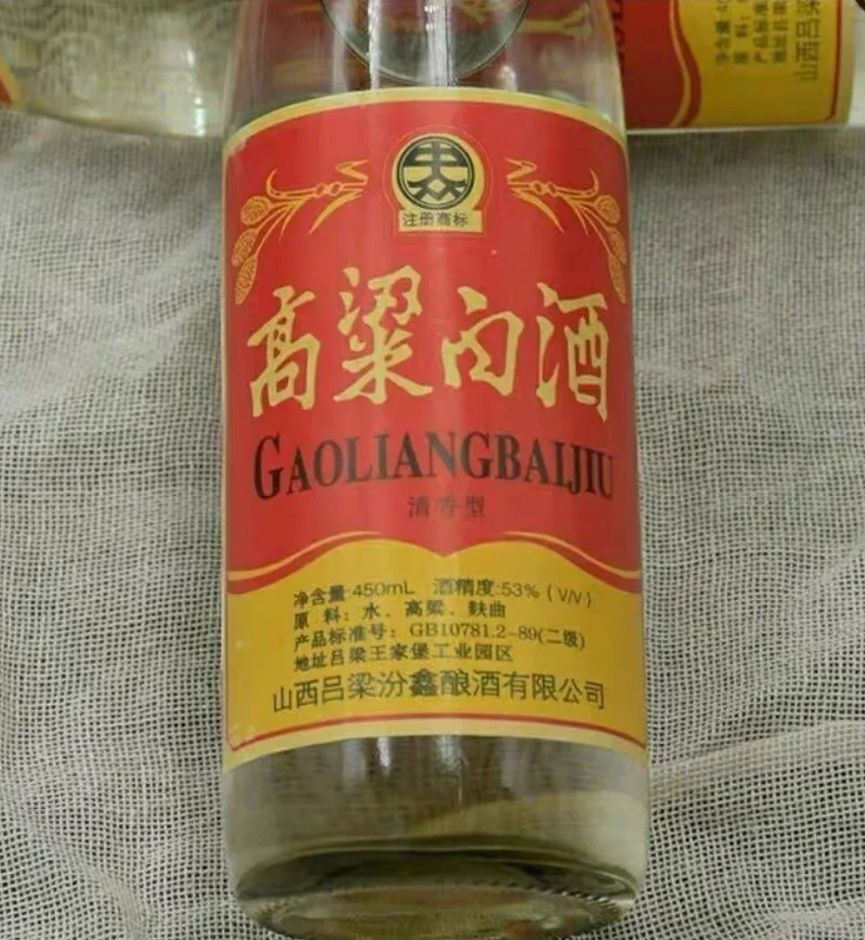 酿酒作坊内，陶坛、高粱米与装有清澈高粱原酒的玻璃量酒器，展示传统酿造环境与酒精度数的关联。_1