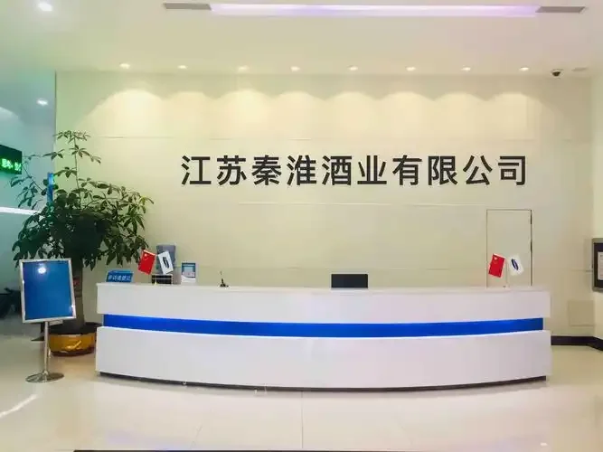 江苏传统酒厂酿酒师傅从泥窖中取酒醅的细节特写，展现传统酿造工艺的核心环节_1