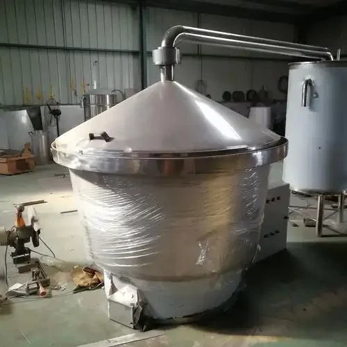 南楼山酿酒技术网拍摄：不锈钢小型酿酒设备实拍图，展示设备细节与工作环境。_1