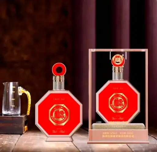 不同年份的陶瓷酒坛与老物件静置于木质博古架上，阳光斜照，展现白酒收藏的岁月感与静谧氛围。_1