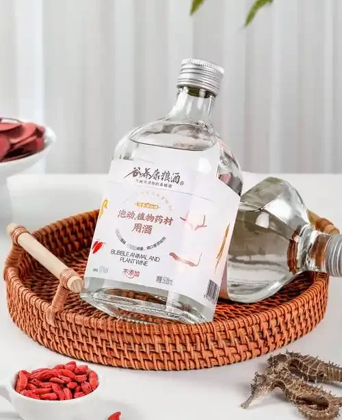 酿酒师专注地检查窖池中发酵的高粱酒醅，展示传统白酒酿造的核心环节_1