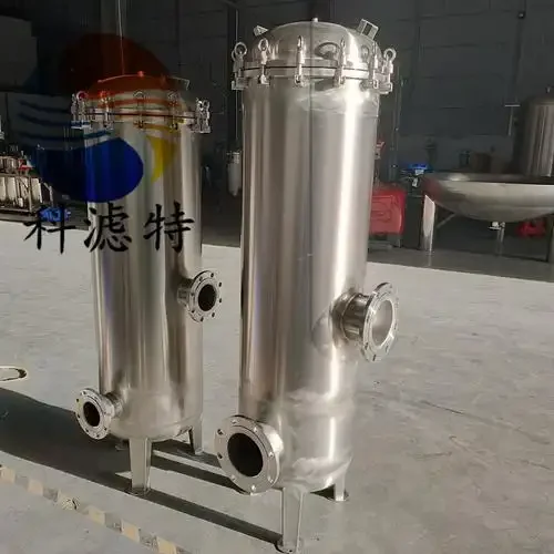 酿酒师在小型酒厂中操作不锈钢硅藻土啤酒过滤设备，旁边放着一杯清澈的金黄色啤酒，展示了过滤前后的对比效果。_1