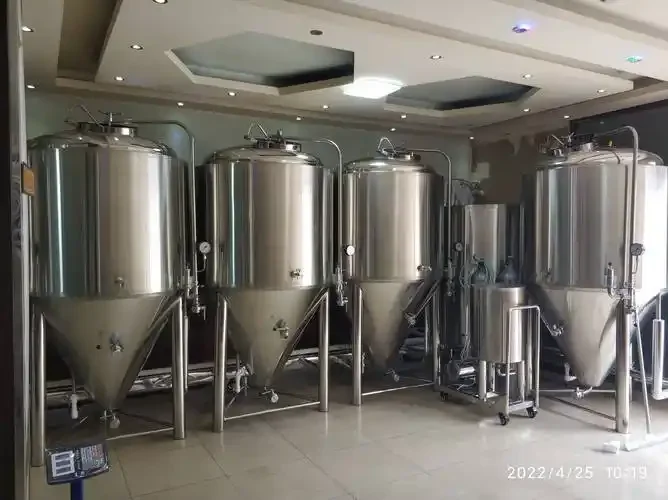 合肥酿酒作坊使用的不锈钢蒸馏设备特写，展示其精良的冷凝器部分和出酒状态。_1