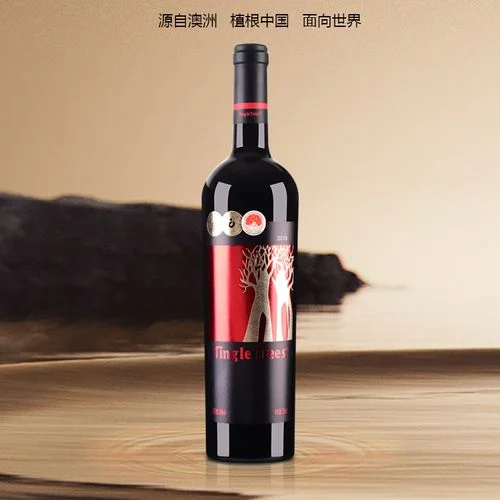 一杯丁戈树红标红葡萄酒特写，展示其浓郁色泽与挂杯现象，背景有酿酒葡萄与橡木桶元素。_1