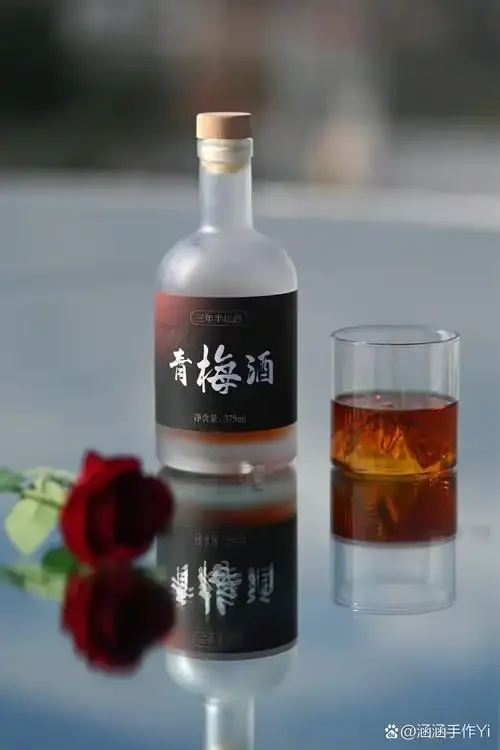 正在进行发酵的梅花酒特写，可见琥珀色酒液与悬浮的梅花花瓣，旁边摆放着酿酒原料与工具。_1