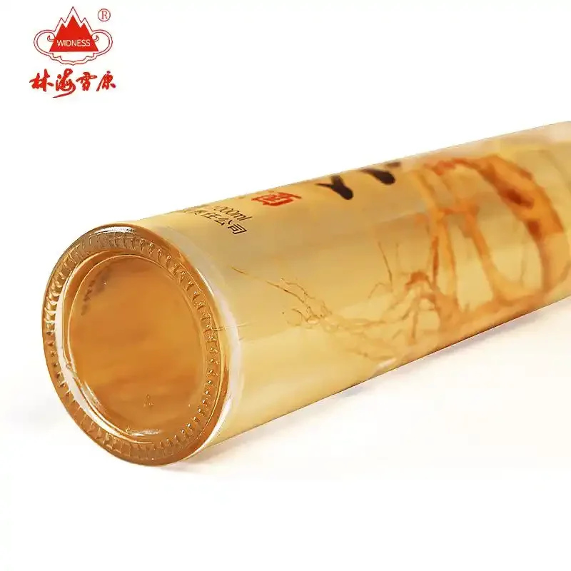 吉林林海雪原酿酒师在雪林木屋前手工取酒场景_1