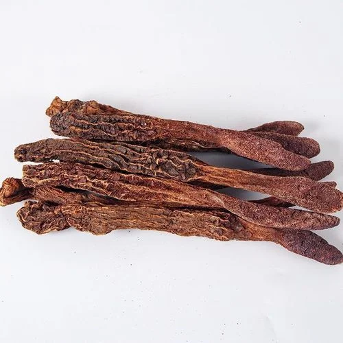 新鲜肉苁蓉与干肉苁蓉切片对比，旁边是正在浸泡的苁蓉酒_1