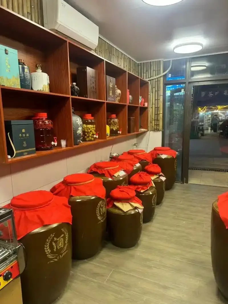 酿酒师在南楼山酒窖中，手持一瓶高度白酒，讲解正确的保存姿势与环境要求。_1